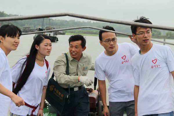 9、图为yL23411永利官网登录物电学院大学生暑期社会实践团成员在十八大代表，素有“大湖鸿雁”美称的洪泽县邮政局老子山支局邮递员唐真亚的带领下体验水上邮路的艰辛，用热情和激情与榜样对话，寻访青春力量，见证中国梦想.JPG
